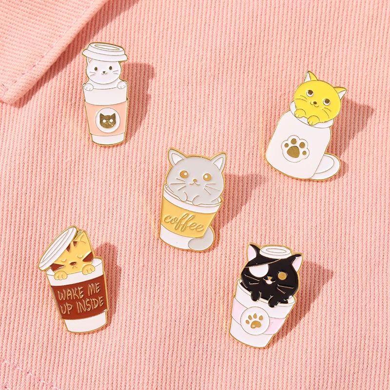 

Funny Coffee Cup Cat Brooch Colorful Simple All-match Metal Badges Bag Clothes Pins Up Jewelry Gift for Cat Lover Wholesale