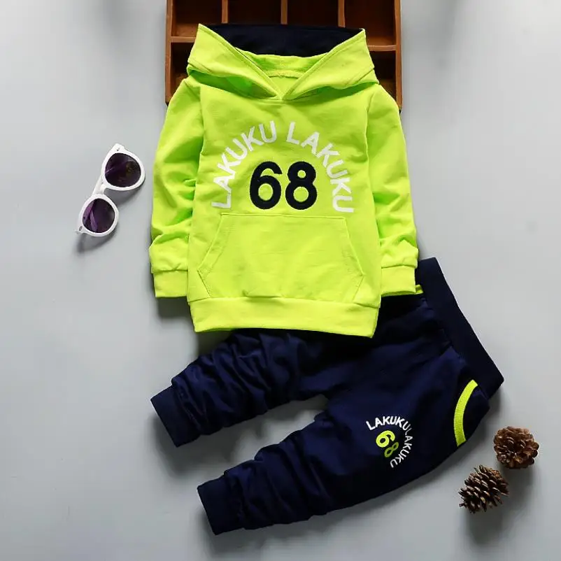 2020 модный костюм для маленьких мальчиков свитер с капюшоном и надписью + штаны 2
