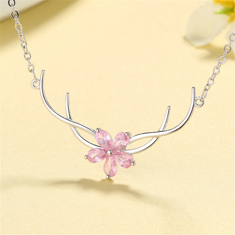 Ожерелье-чокер с цветами из горного рога белого и розового цвета кристаллами