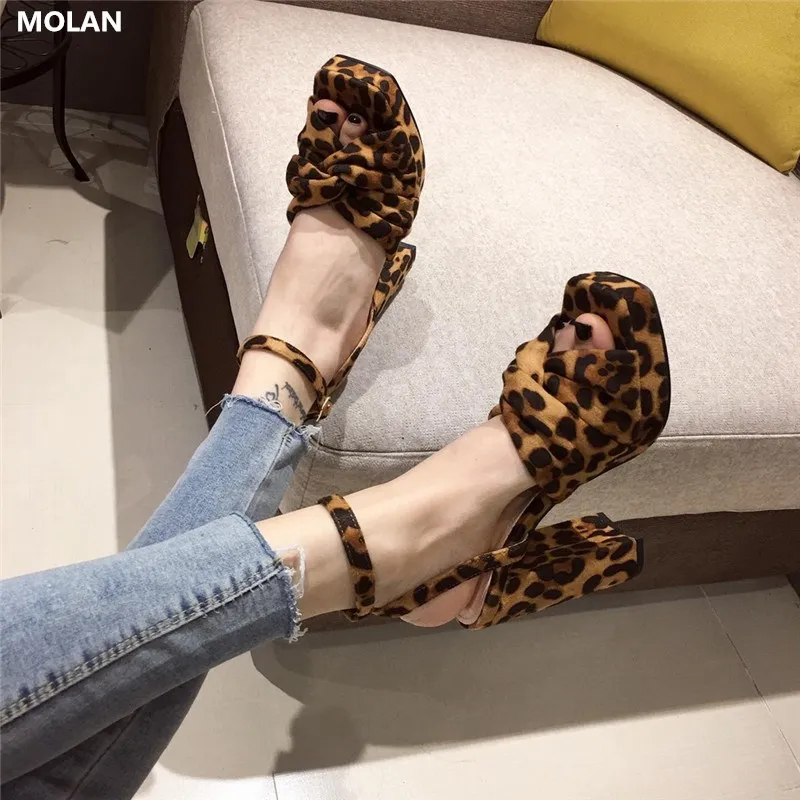Бренд molan Designers 2020 летние Роскошные леопардовые замшевые женские сандалии на
