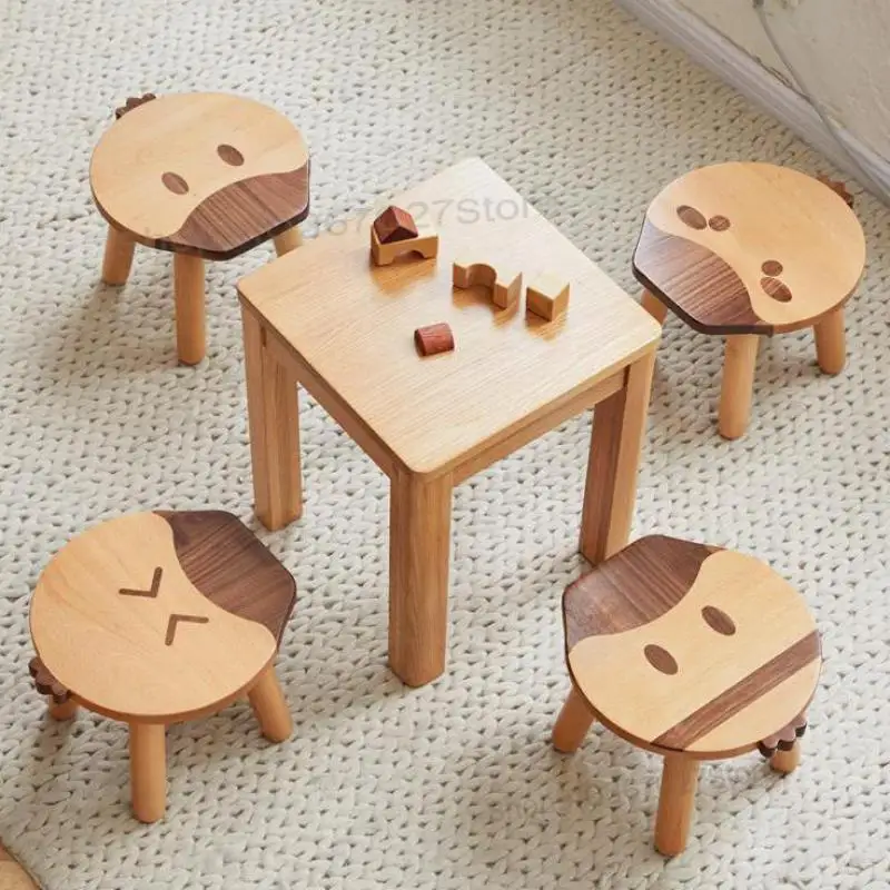 Маленький стул из массива дерева: современный творческий карикатурный низкий северный минималистический домашний стул для детской комнаты.