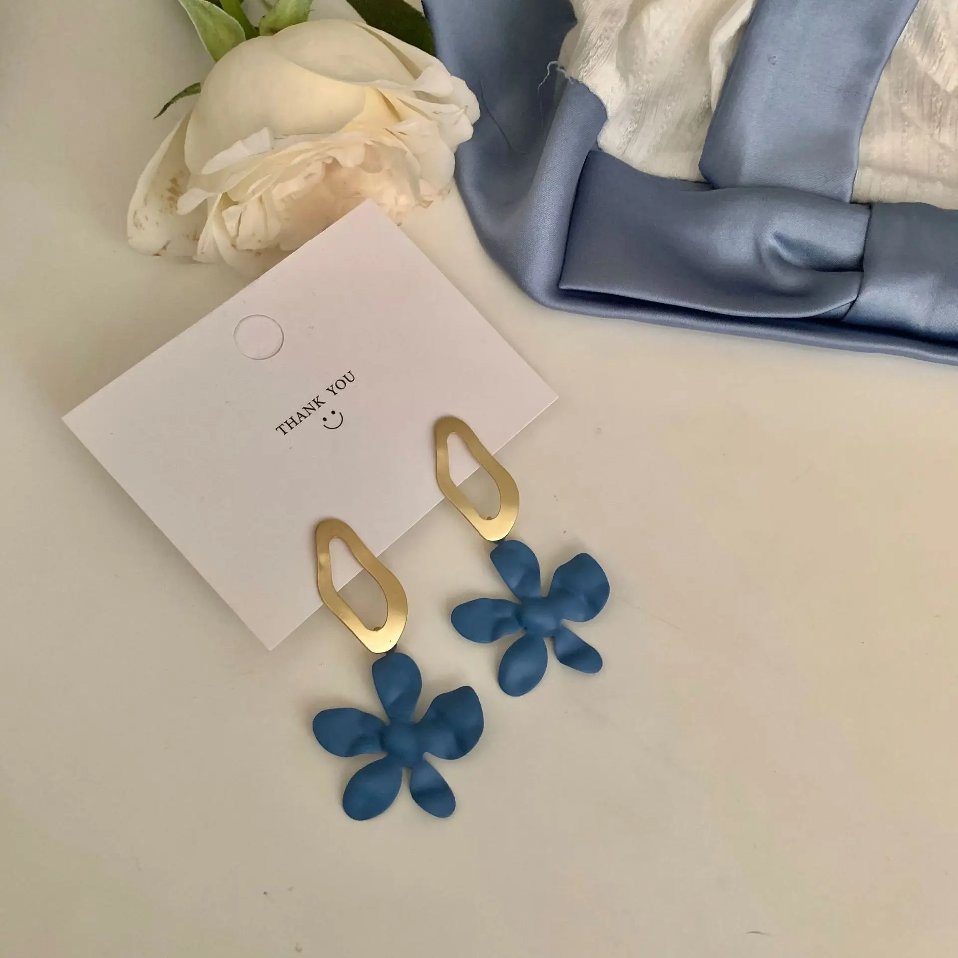 

Серьги в гонконгском стиле с голубыми цветами индивидуальные корейские простые темпераментные серьги-гвоздики Dongdaemun трендовые украшения ...