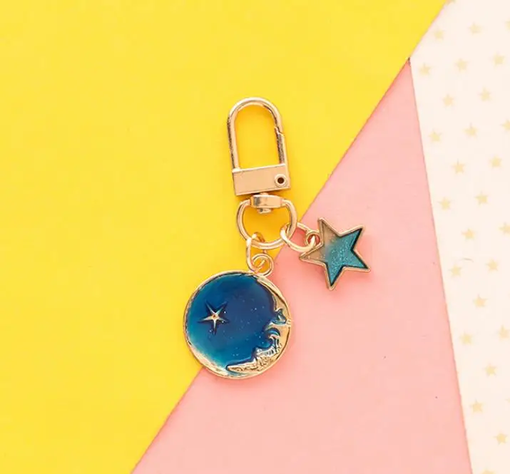 

1Pc Creative cute Astronaut Star Moon metal keychain bag Pendant Action Figures Toy Models Collection Toys gift