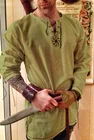 Мужская классическая рубашка в средневековом стиле с поясом и коротким рукавом