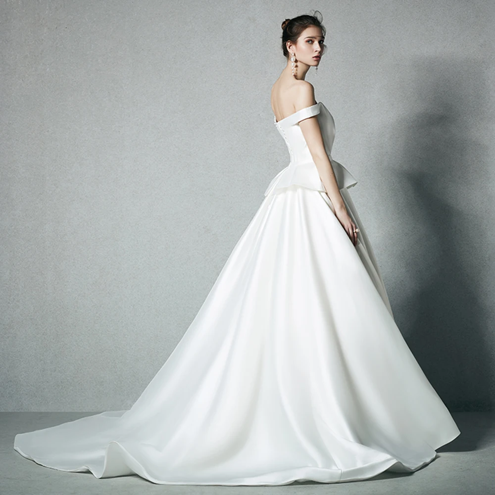 Атласное свадебное платье с пуговицами открытыми плечами простые свадебные