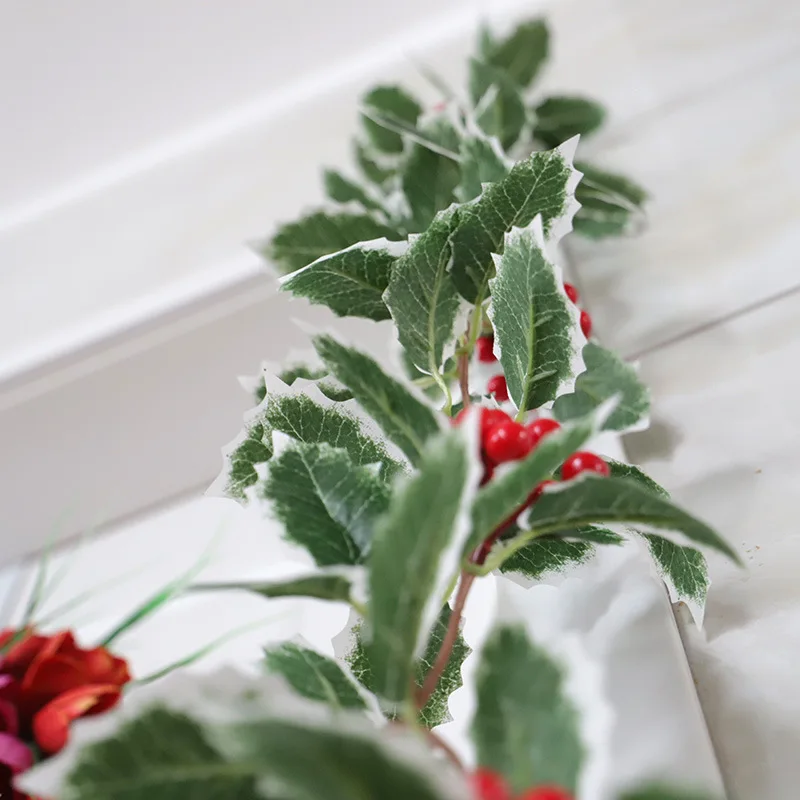 Рождественская гирлянда из ротанга с белыми краями и листьями красных фруктов