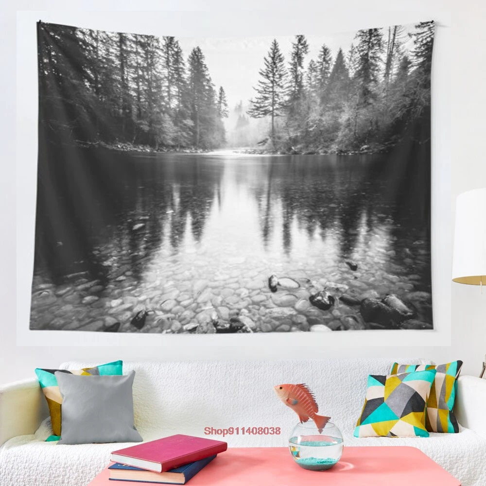 

Черно-белый настенный гобелен с изображением леса и отражения воды