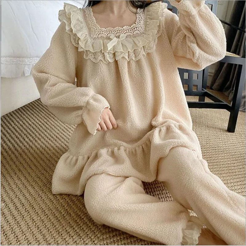 

Женская зимняя утепленная пижама из кораллового флиса с длинными рукавами, простые кружевные длинные брюки с квадратным воротником, одежда...