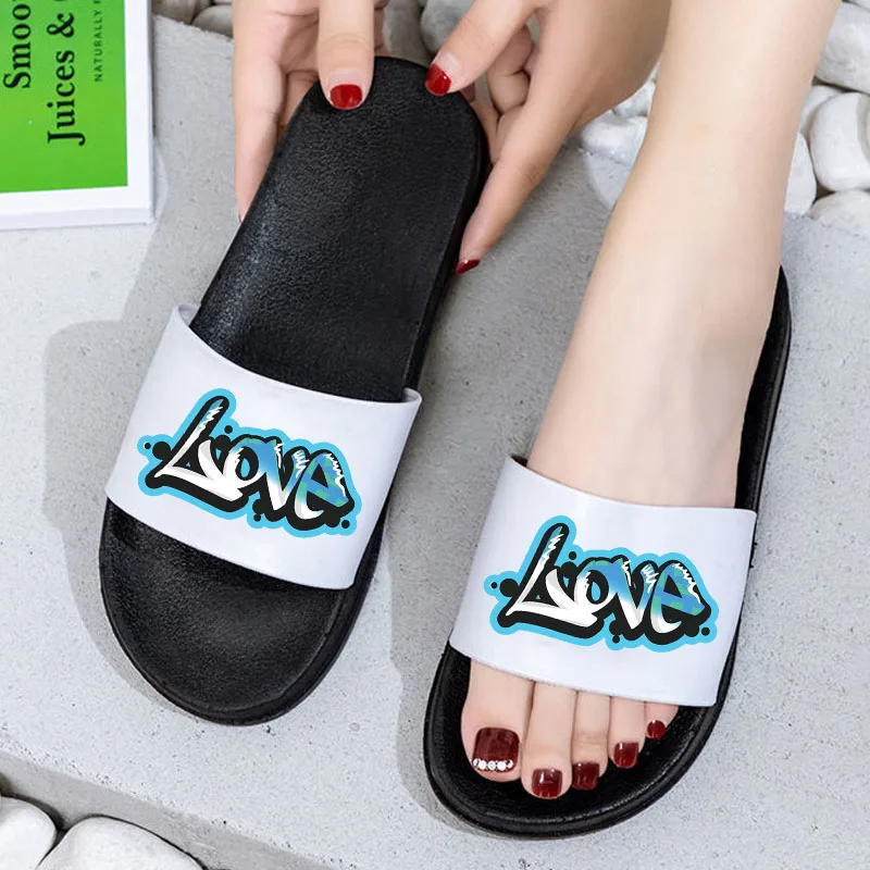 

Шлепанцы женские для дома, Нескользящие мягкие сандалии с мультяшным принтом, пляжные тапочки с надписью love, летняя обувь для девушек