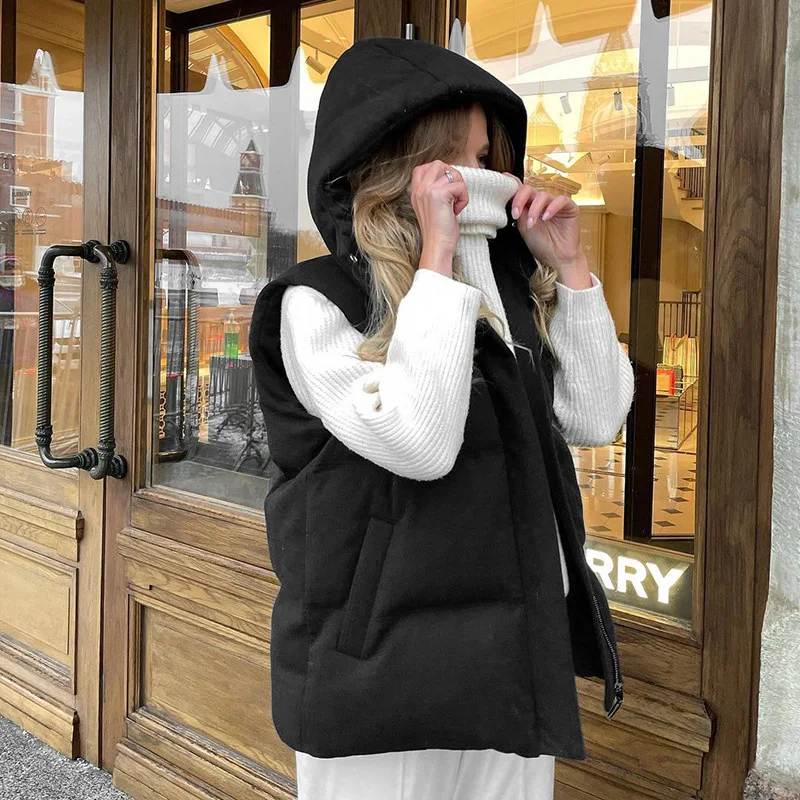 

Куртка женская зимняя короткая на хлопковом наполнителе, с капюшоном