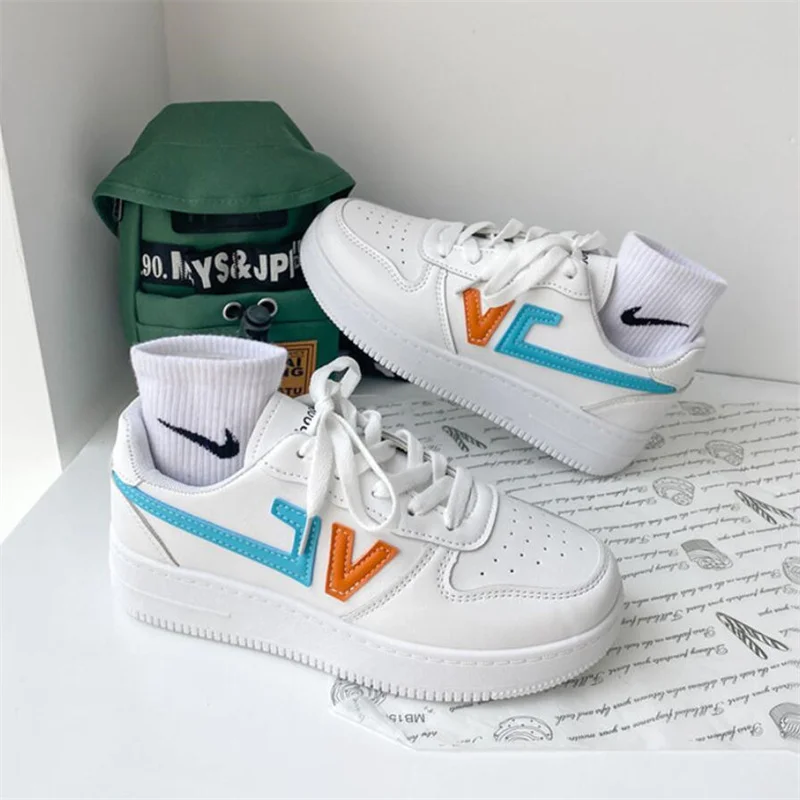 Женские кроссовки из ПУ кожи розовые на плоской вулканизированной подошве