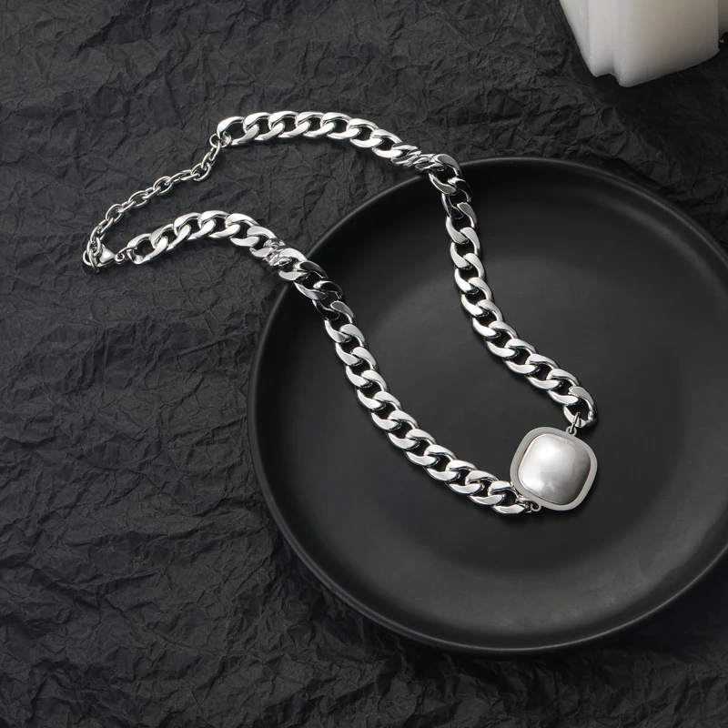 

Japanese and Korean cool square pearl necklace female ins hip hop niche design sense clavicle chain 2021 new wave