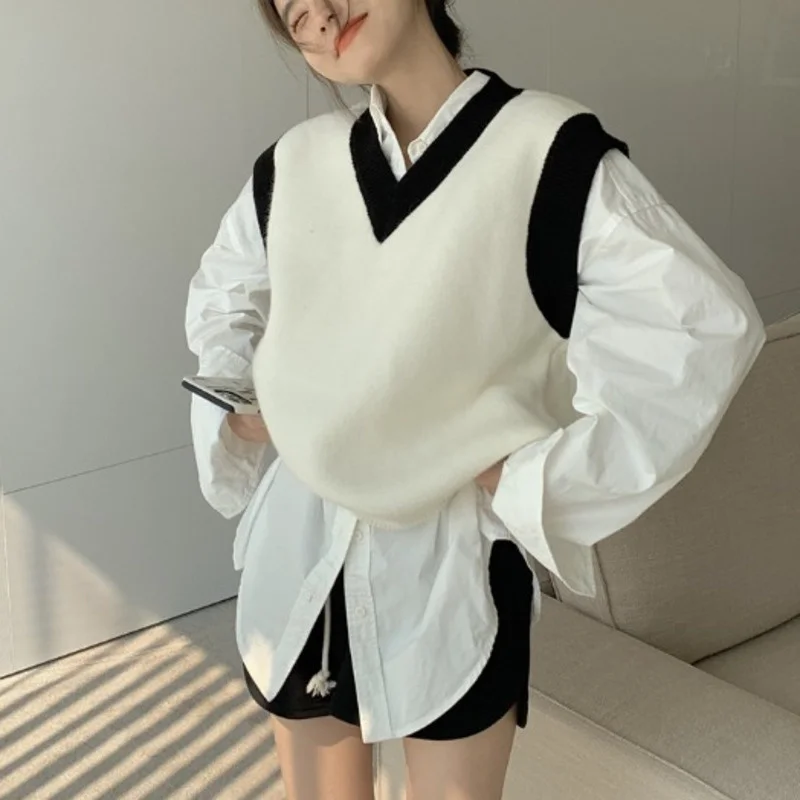 

Женский трикотажный жилет с контрастным V-образным вырезом