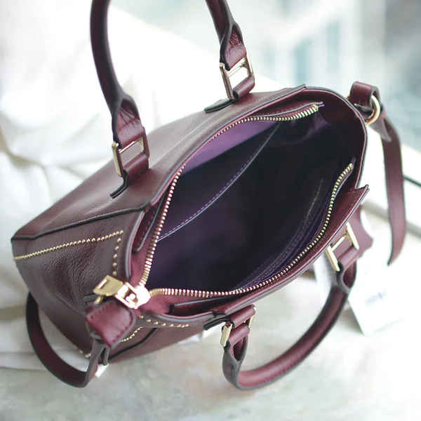 Женская сумка с заклепками из коровьей кожи | Багаж и сумки