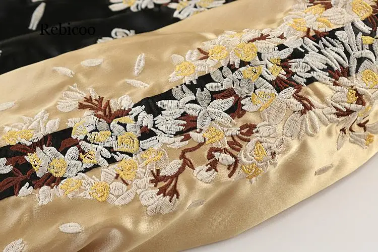 Куртка-бомбер женская демисезонная черная с вышивкой Феникс | Женская одежда