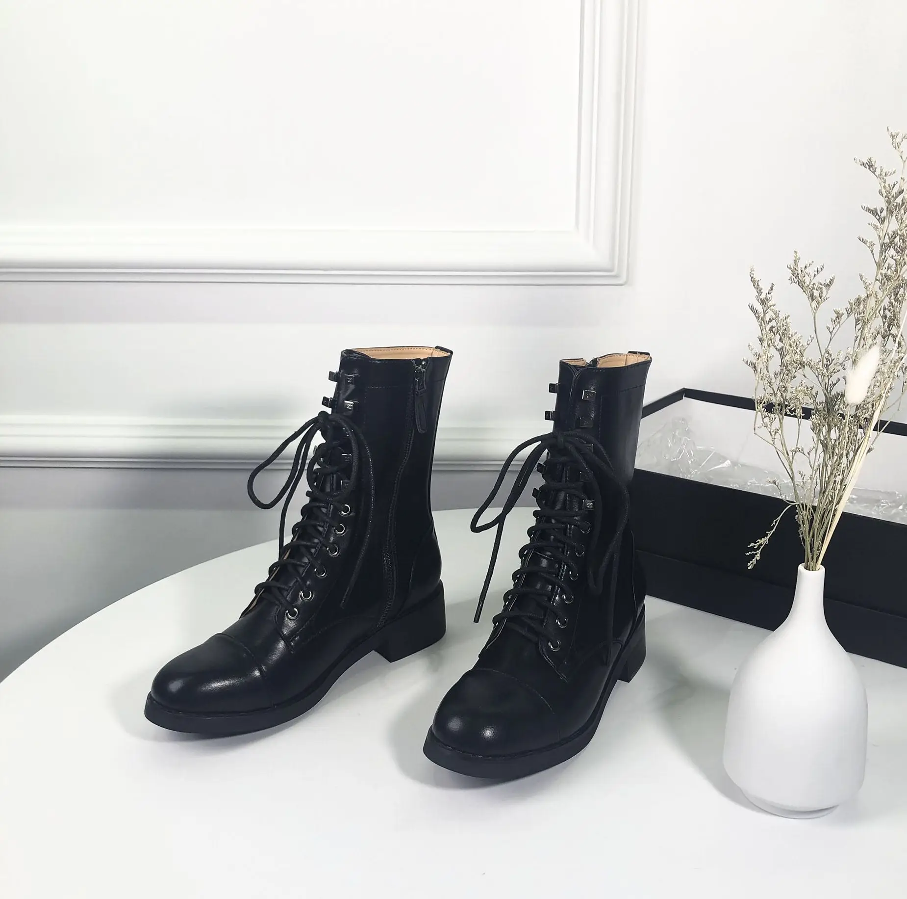 Женская зимняя обувь на шнуровке черные ботинки плоской подошве Botas Mujer Ins Combat 2019 |