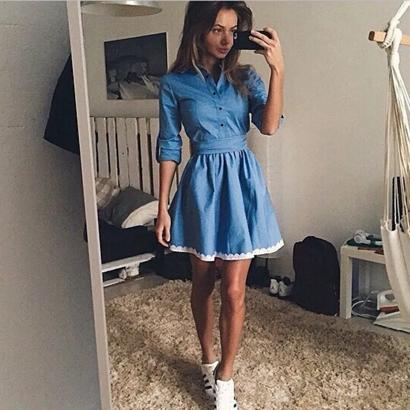 Женское джинсовое платье с кружевной отделкой однотонное синее трапеция длинным