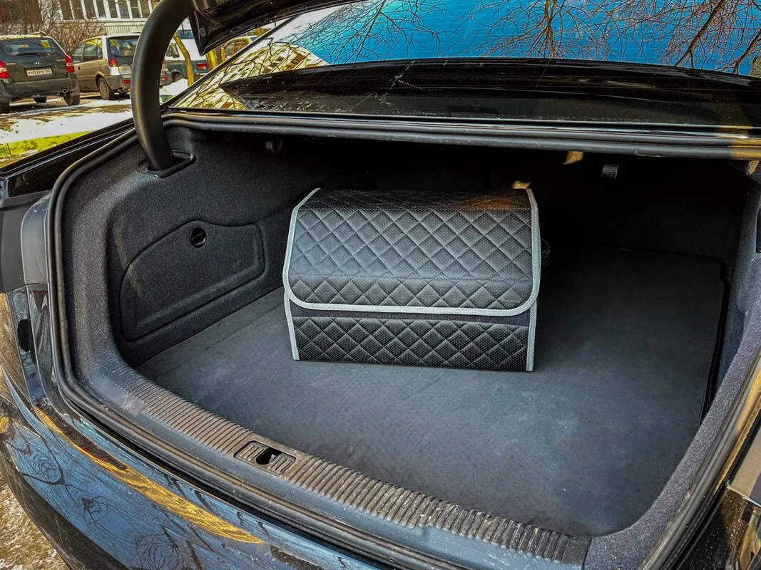 Скидка Сумка-органайзер в багажник автомобиля из экокожи черная с красной нитью ViceCar с логотипом TOYOTA (бежевый кант)