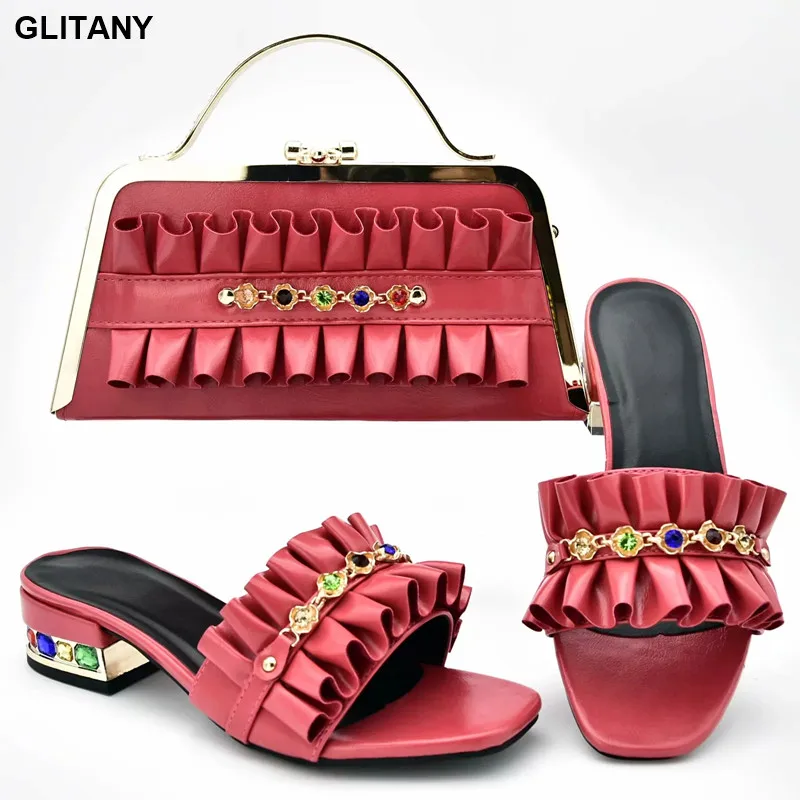 Новейший дизайн Комплект из женских туфель и сумочки Украшенные стразами