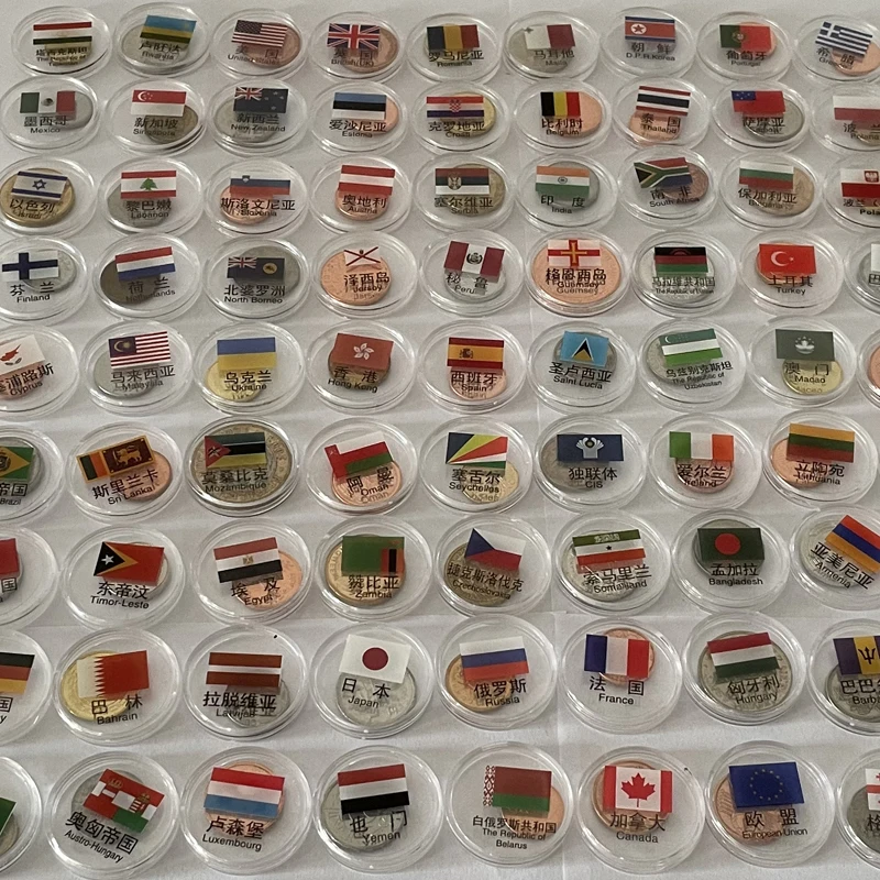 Монеты из 100 разных стран упакованы в красный пакет для подарочной коллекции