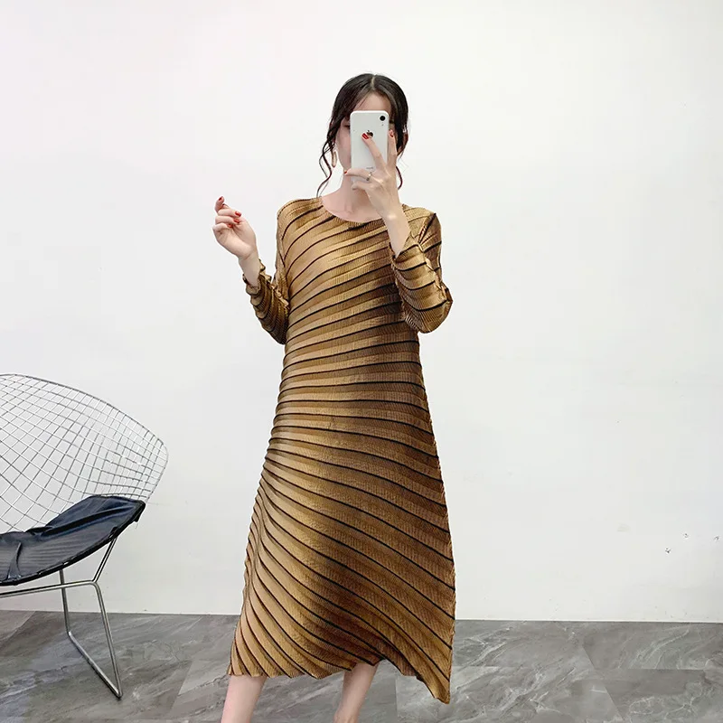 Женское плиссированное платье макси Miyake однотонное до середины икры с длинными