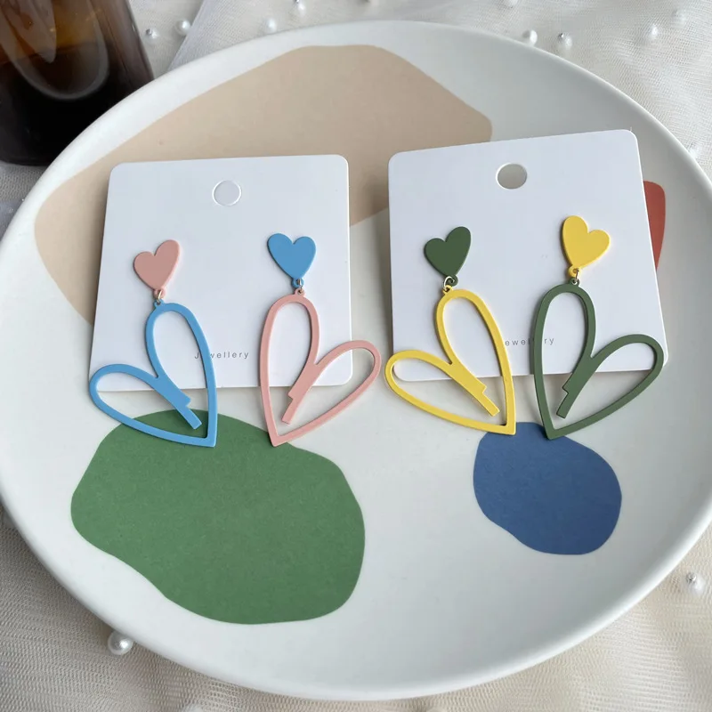 

Origin Summer Sweet Spray Asymmetric Love Heart Dangle Earring for Women Metallic Hollow Contrasted Holiday Earring Jewellery