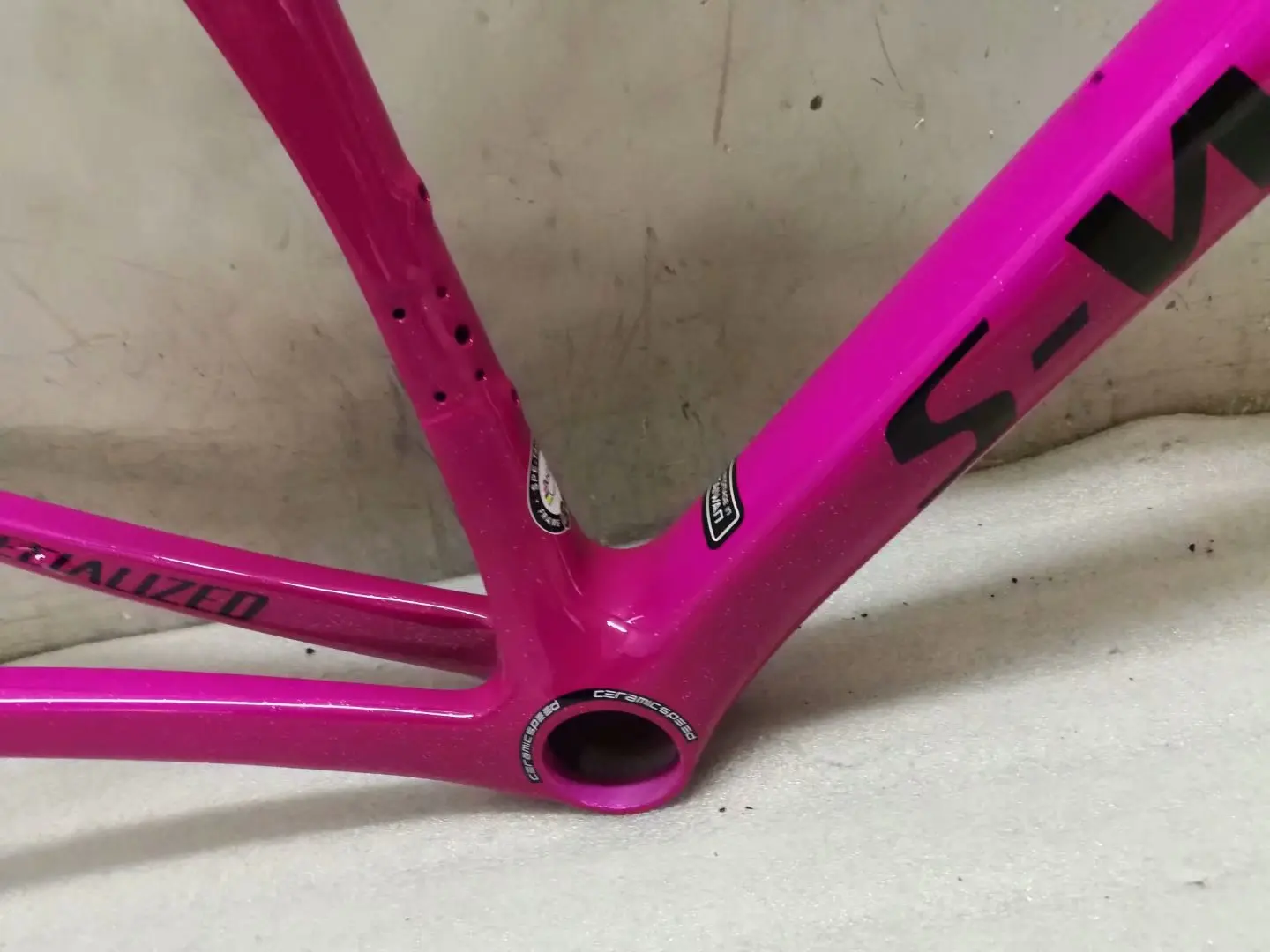 

High quality carbon road bike SL6 1：1 frame BB30 BSA bottom bracket 700C aerodynamics carbon frameset all internal wiring