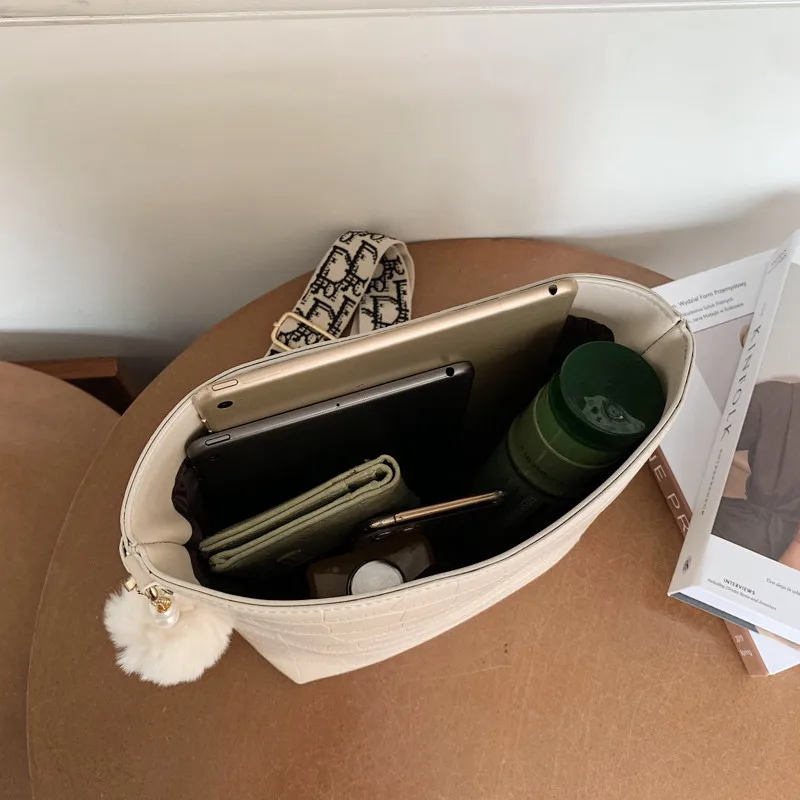 

Elegant White Stone Pattern Shoulder Bags For Women High Quality Leather Hairball Shopper Bag Lady Wide Strap Crossbody Handbag