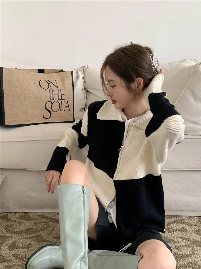 Контрастная свободная футболка-поло в клетку с воротником осенний свитер