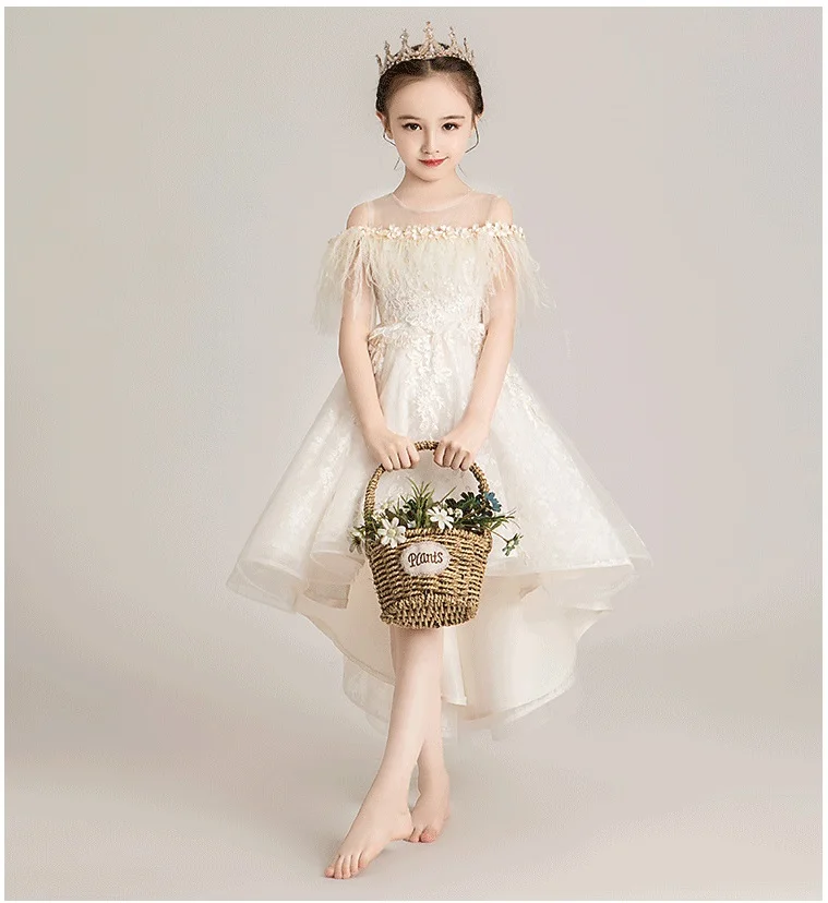  Девочка держащая модное вечернее платье для маленьких девочек с цветочным