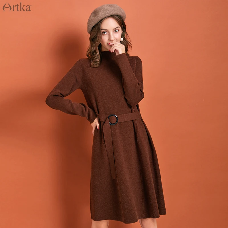 Женское трикотажное платье ARTKA однотонное с высоким воротником и длинными