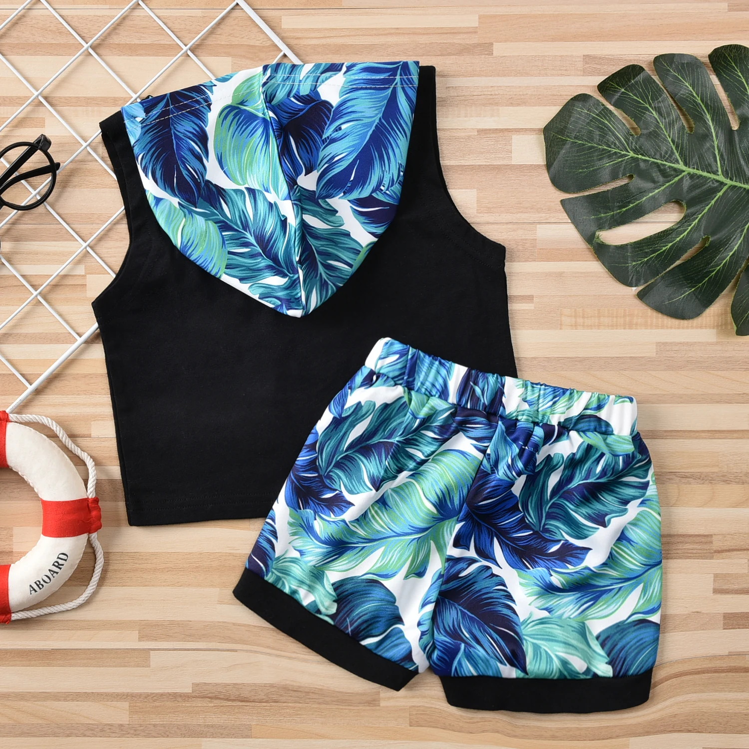 Костюм детский из 2 предметов пуловер без рукавов с капюшоном и шорты принтом