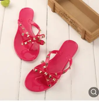Rose red Модные женские сандалии тапки из прозрачного пластика; Вьетнамки с v-образным вырезом и бантиком; пляжная обувь с заклепками; летние тапочки с заклепками; Вьетнамки телесного цвета - Цвет: Rose red