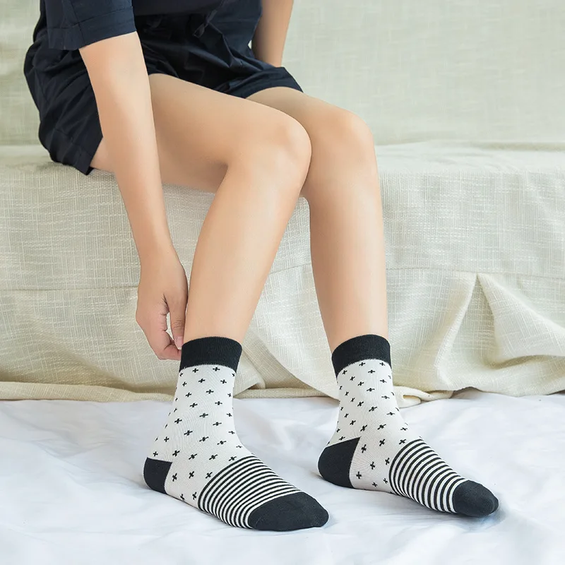 

10 pieces = 5 pairs Japanese Black White Student Socks Women Streetwear Skate Harajuku Kawaii Korean Striped Waves Socks Autumn
