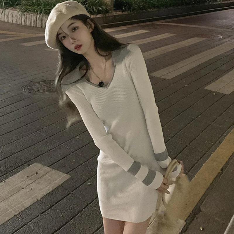 Женское трикотажное платье-футляр с V-образным вырезом и длинным рукавом |