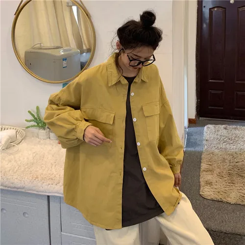 Однотонная верхняя одежда на пуговицах с карманами и отложным воротником модная