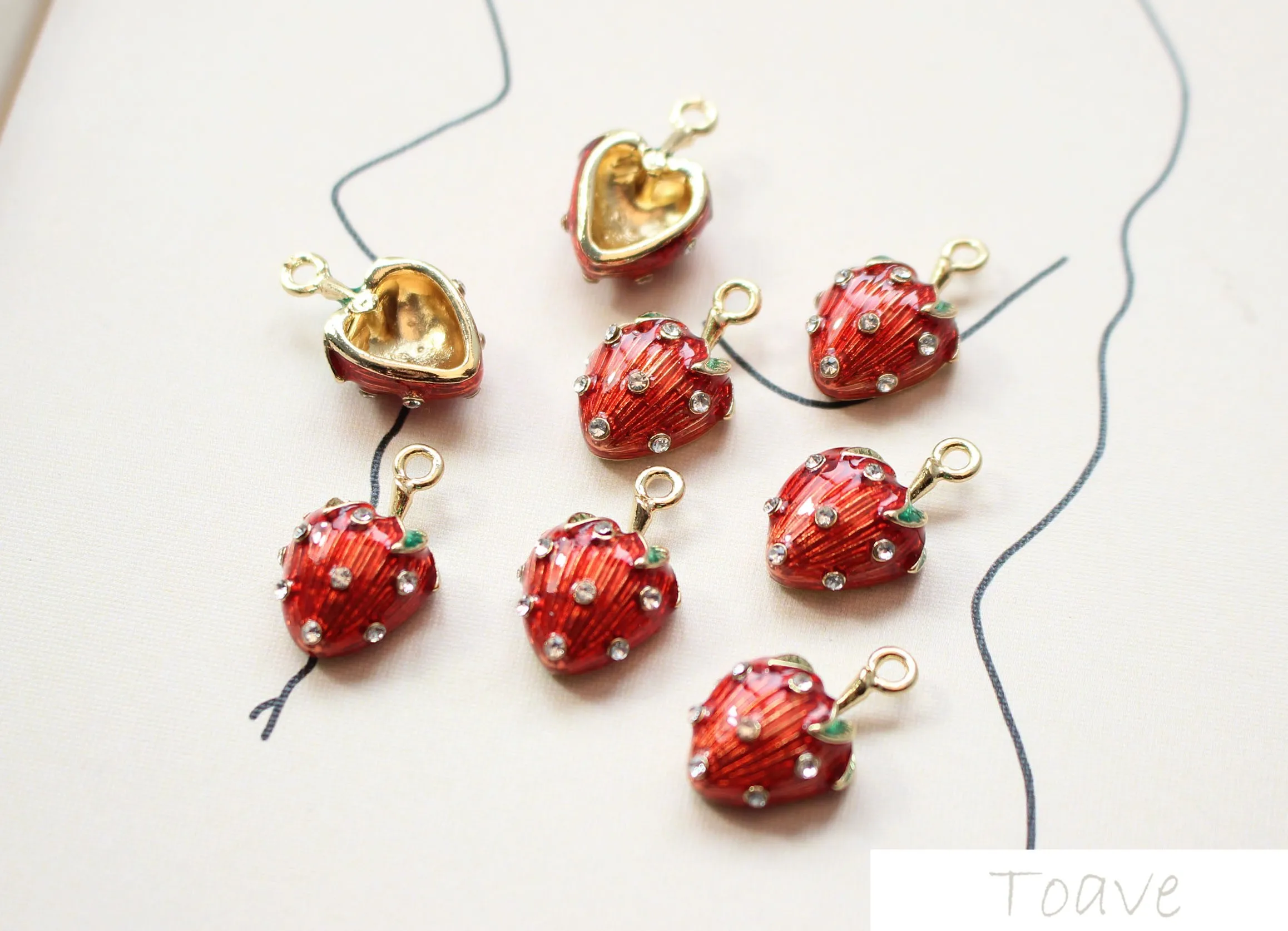 

DIY Jewelry Accessories Drop Oil Alloy Small Diamond Set Strawberry Pendant Earrings Jewelry Pendant