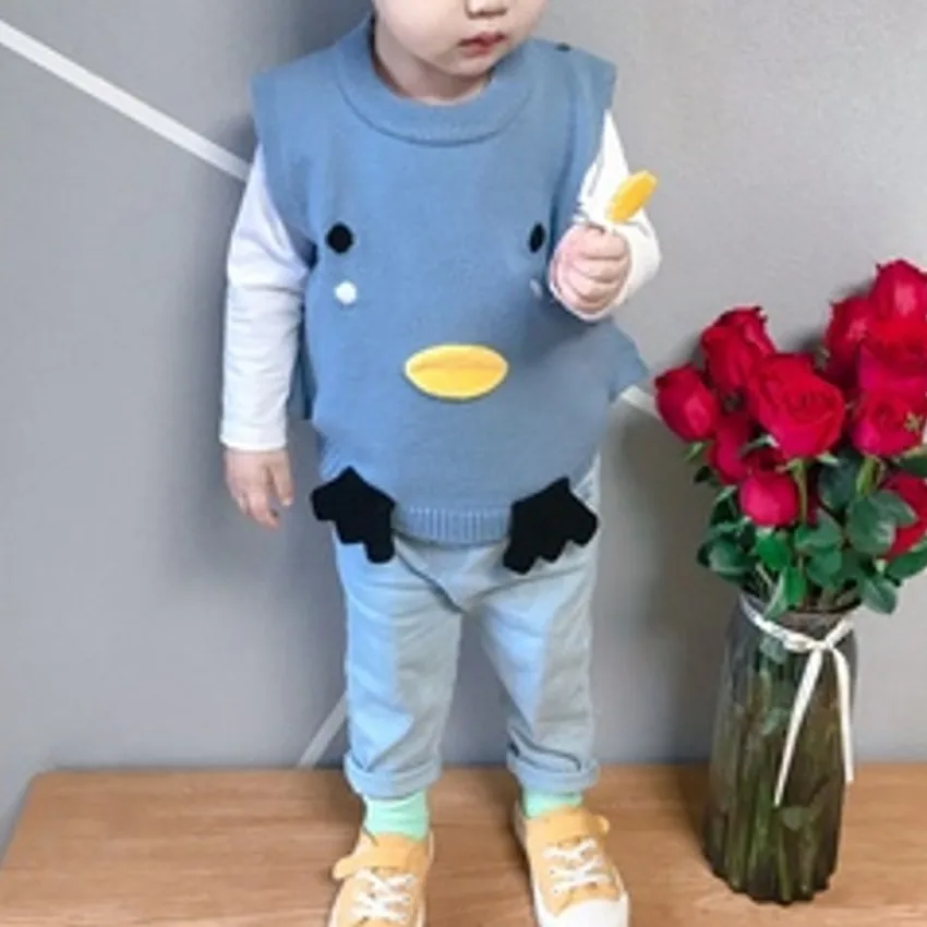 Жилет детский вязаный без рукавов на весну-осень |