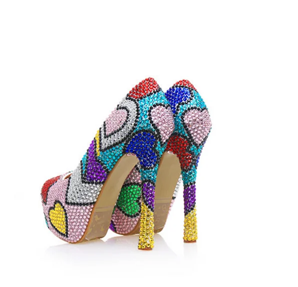 Стразы с цветными сердечками украшением в виде кристаллов на высоком каблуке