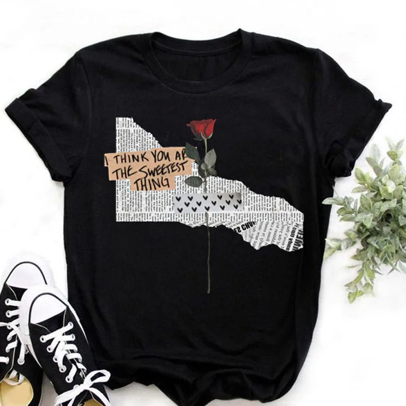 

Женская футболка с коротким рукавом и принтом газеты