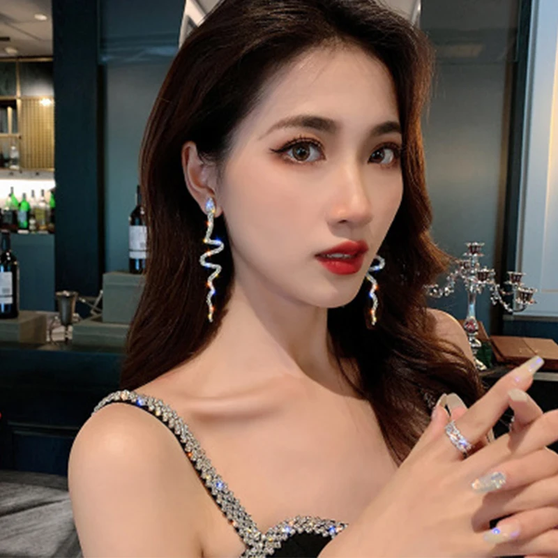 

Long Tassel Shining Crystal Drop Earrings for Women Shiny Snake Shape Rhinestone Dangle Earring Weddings Fashion Jewelry Gifts