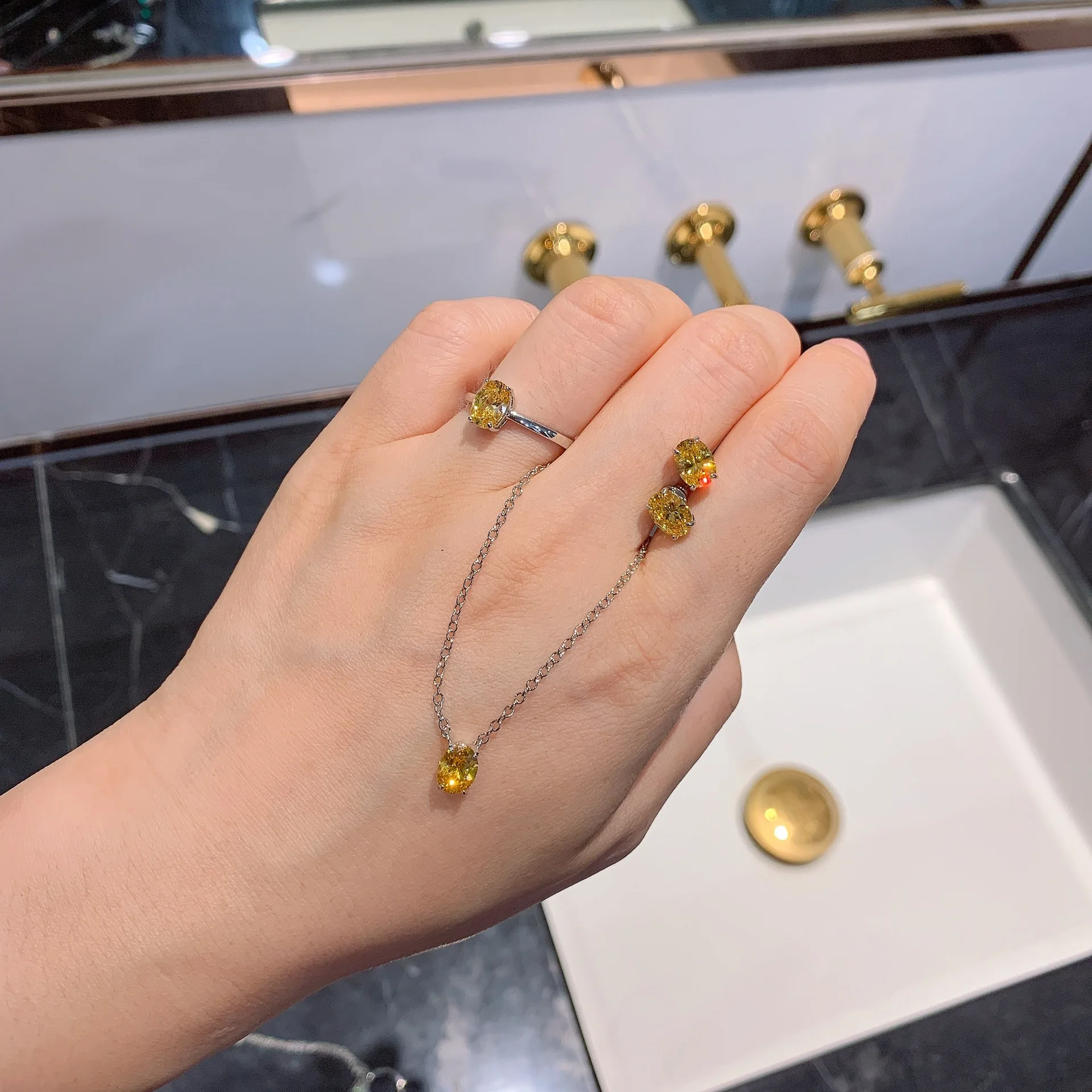 

Комплект из колье, серёг и кольца, из серебра 925 пробы