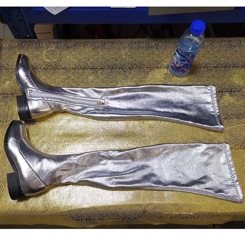 Женские сапоги выше колена на низком каблуке с блестками