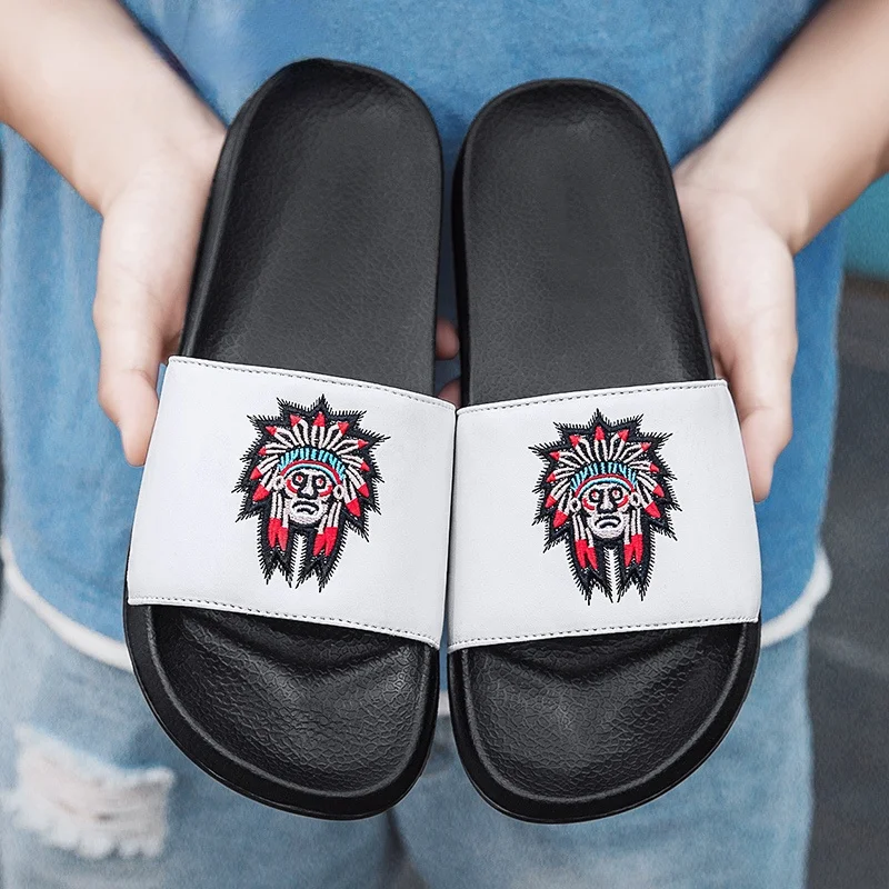 

Summer Sandy Beach Shoes Designer Flat Thick Bottom Casual Sandals Wear-resistant Take A Shower Light Men's Slippers Indoor 2021