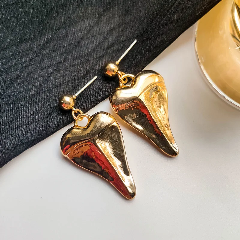 

2020 new European and American trendsetter retro geometric metal irregular Earrings exaggerated distortion popular long earrings