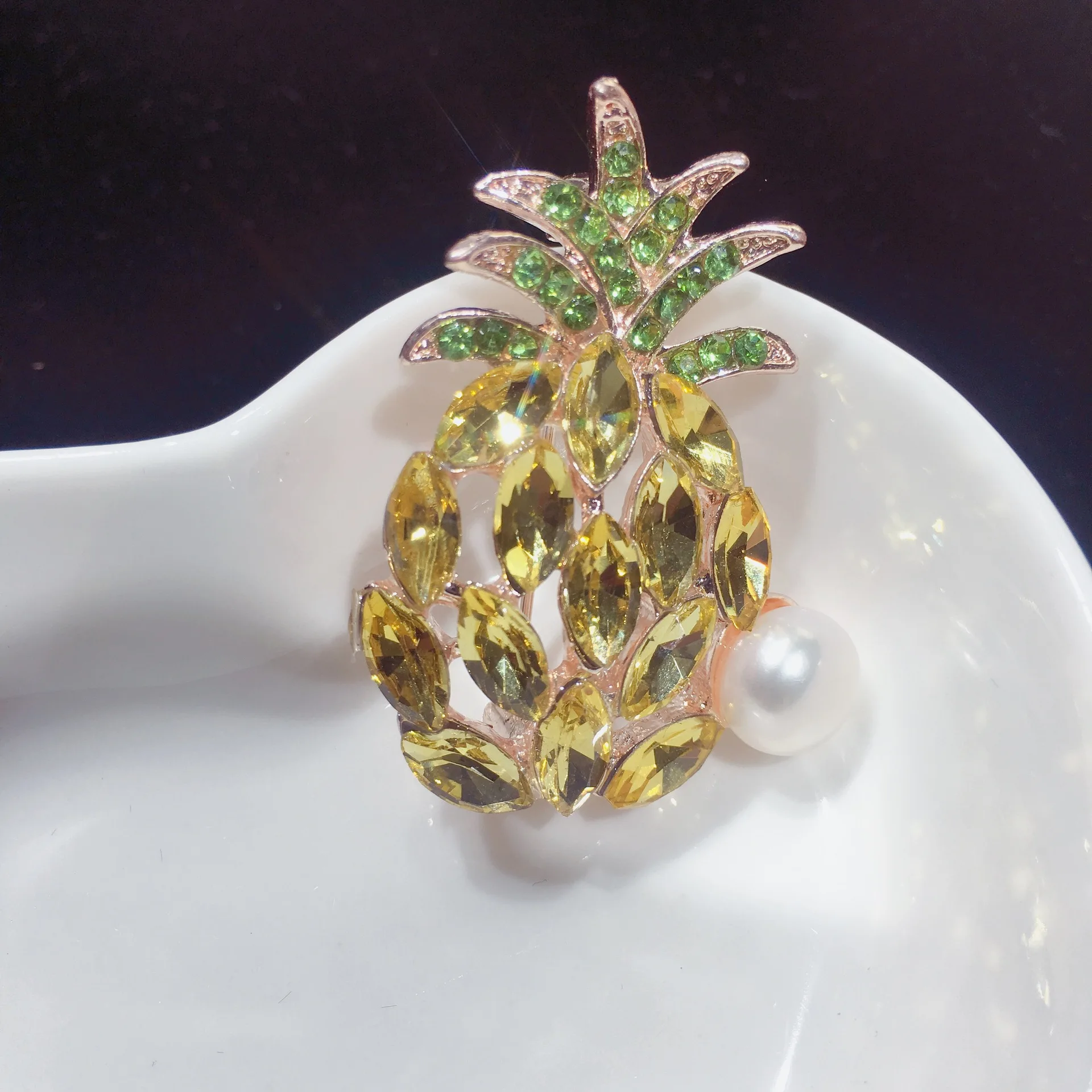 

New alloy fruit natural fresh water pearl brooch pineapple brooch brooch chest flower gift finished product wholesale coat
