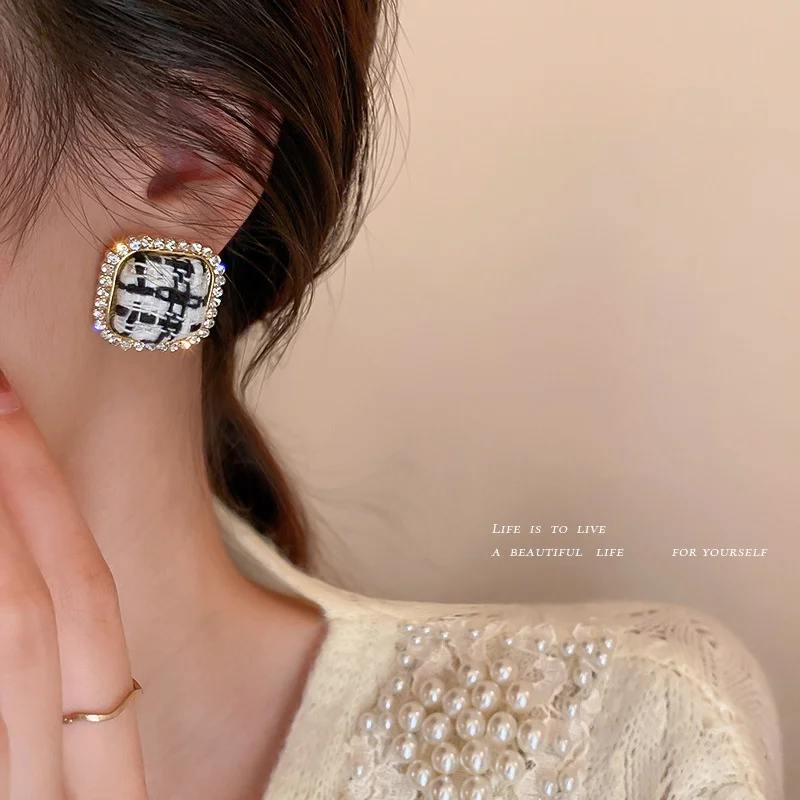 

New fashion diamond plaid earrings female Korean fashion temperament earrings fresh and wild sweet beauty wedding earrings