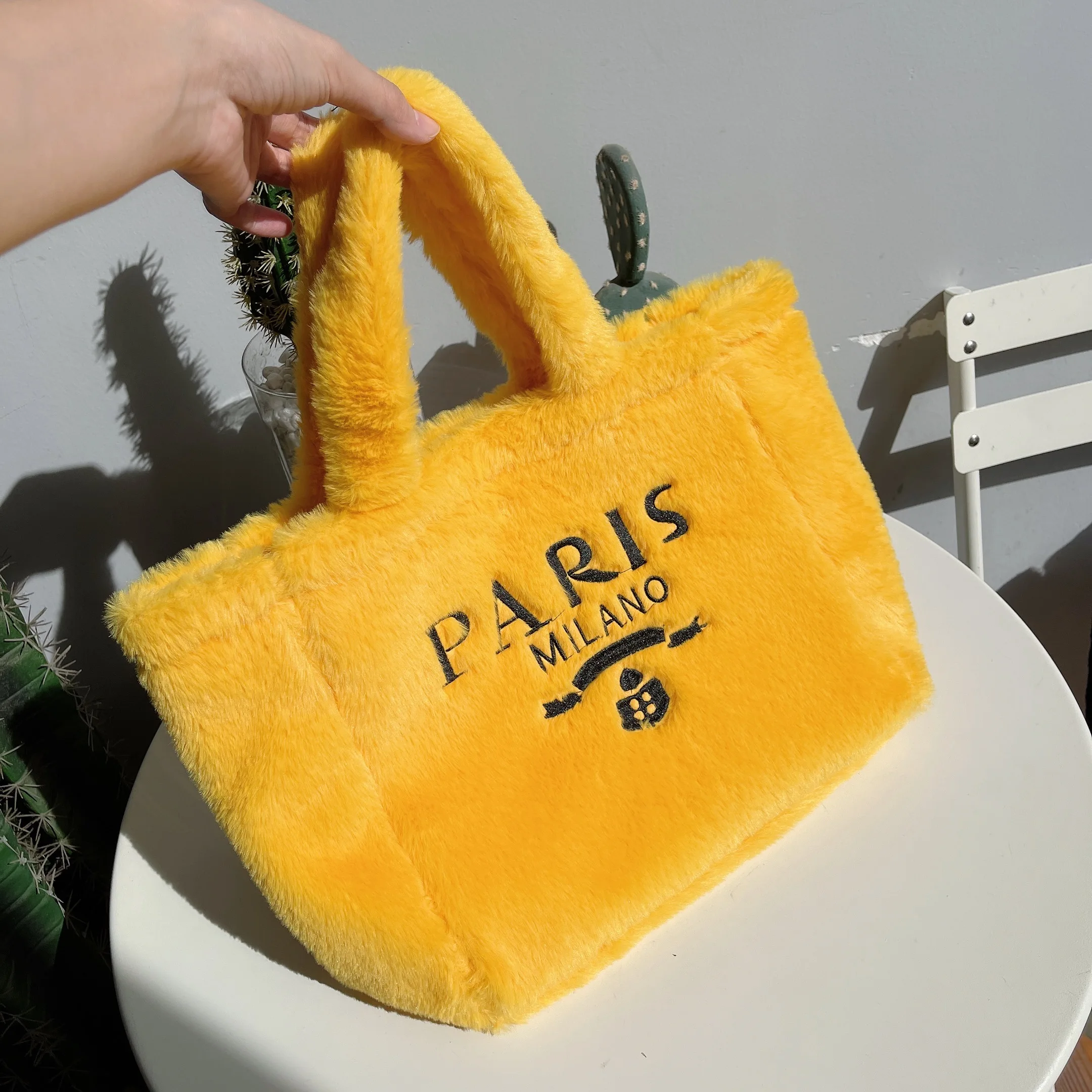 

Сделанная на заказ брендовая дизайнерская плюшевая Сумка-тоут для женщин зимняя женская пушистая сумка через плечо белая женская сумка с в...