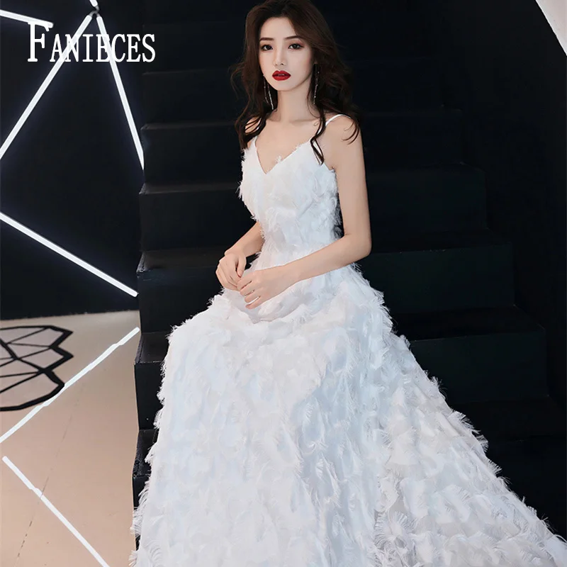 Сексуальными тоненькими лямками черно белыми перьями с низким вырезом на спине