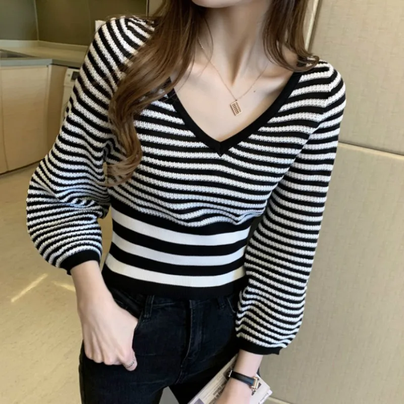 

Women's sweater 2020 new Korean version slim Lantern Sleeve V-Neck long sleeve top fashion